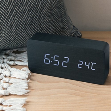 kwmobile Wecker Uhr in Holzoptik digital - Digitalwecker Anzeige von Uhrzeit Temperatur Datum - Alarm Clock mit USB Kabel in Schwarz mit weißen LEDs - 2