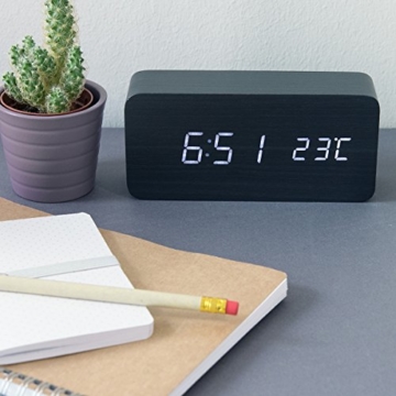 kwmobile Wecker Uhr in Holzoptik digital - Digitalwecker Anzeige von Uhrzeit Temperatur Datum - Alarm Clock mit USB Kabel in Schwarz mit weißen LEDs - 3