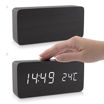 kwmobile Wecker Uhr in Holzoptik digital - Digitalwecker Anzeige von Uhrzeit Temperatur Datum - Alarm Clock mit USB Kabel in Schwarz mit weißen LEDs - 4