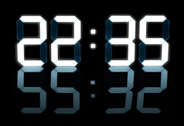 Lunartec LED Uhr Schlafzimmer: Digitale XXL-LED-Tisch- & Wanduhr, 45 cm, dimmbar, Wecker, Fernbedien. (XXL Uhr) - 8